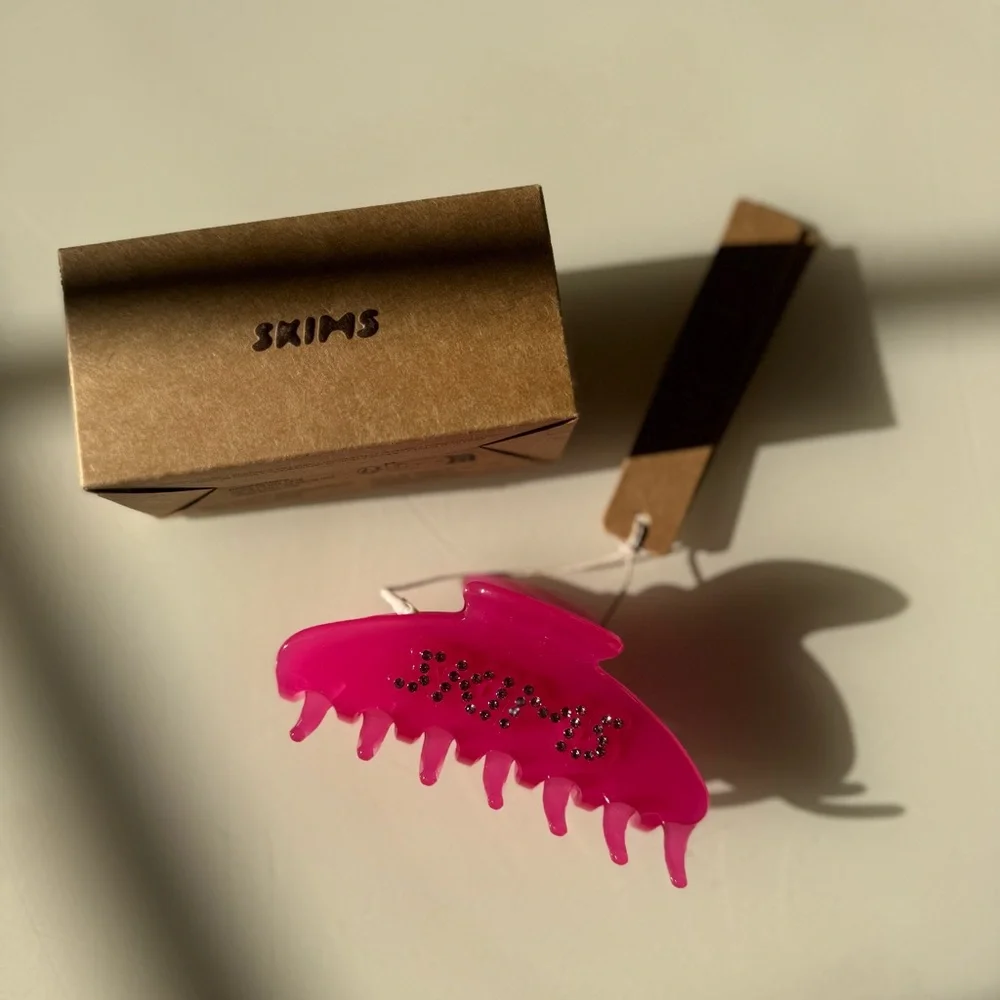 NWT SKIMS RASPBERRY ROSE GETTING READY CLAW CLIP - Picture 2 of 3